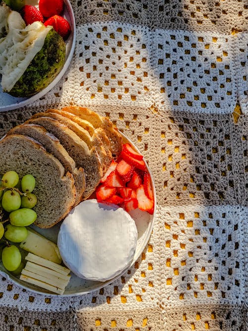 Ilmainen kuvapankkikuva tunnisteilla camembert, hedelmät, lautanen