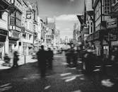 充满活力的黑白城市场景捕捉了切斯特的标志性建筑与繁华街道