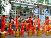 户外传统舞蹈表演热闹非凡，舞者身着色彩缤纷的服装，鼓手们击鼓助兴