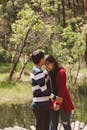 一对年轻夫妇在绿树成荫的宁静户外深情相拥