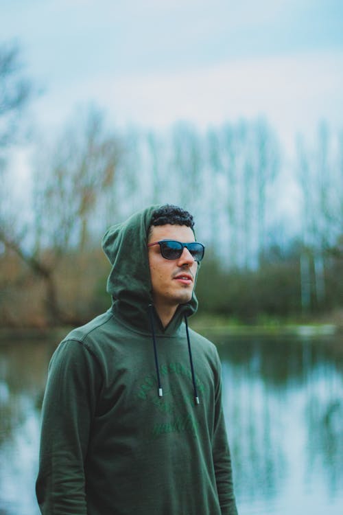 Foto De Hombre Vestido Con Sudadera Con Capucha Verde