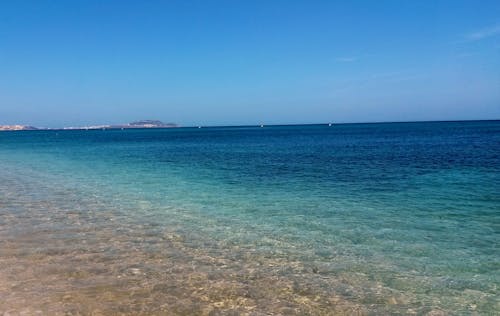 日光の写真で青い海岸のビーチ