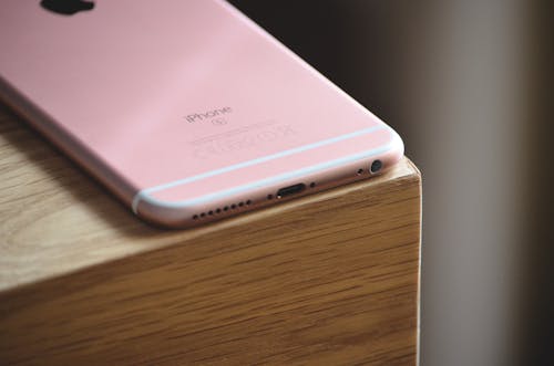 無料 ローズゴールドi Phone6sブラウン木製表面 写真素材
