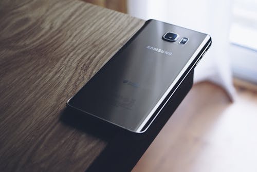 điện Thoại Thông Minh Android Samsung Màu đen Trên đầu Tablke Bằng Gỗ Màu Nâu