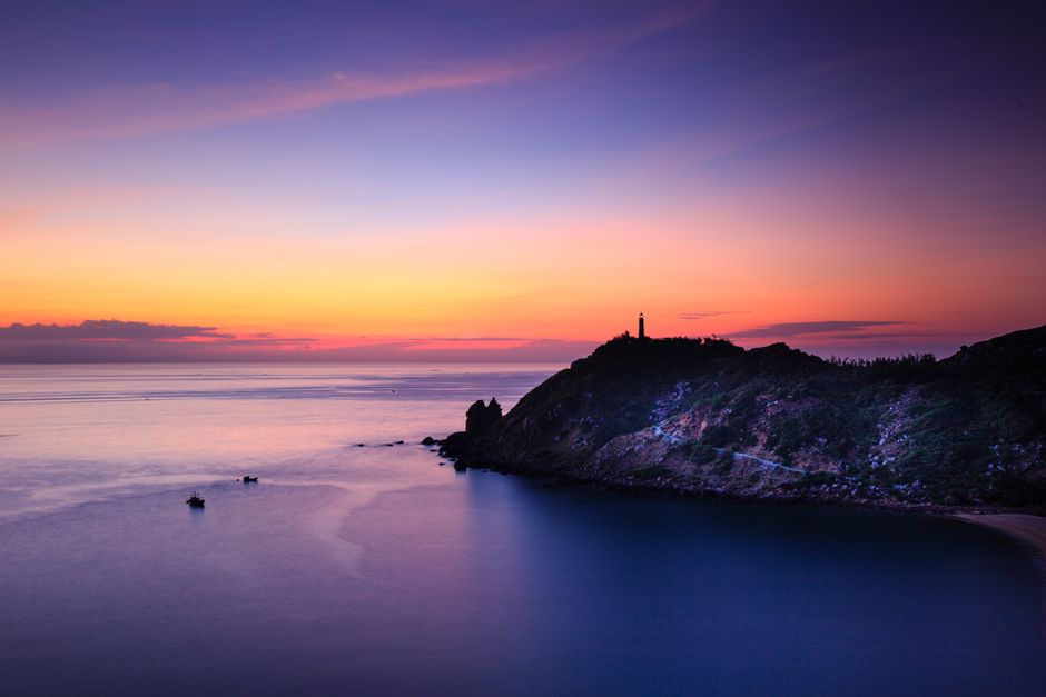 Breathtaking view of a scenic seaside at sunset with tranquil waters and a picturesque horizon.