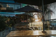 日落时分，城市里的现代户外露台配有桌子和雨伞