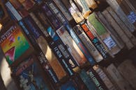 照片中户外堆放着各种古董书籍，捕捉了图书市场的精髓