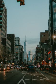 黄昏时分，纽约热闹的街景展现了繁忙的交通和高耸的摩天大楼
