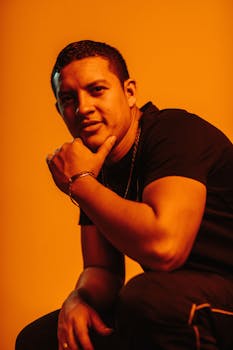 一名男子在温暖的背景下随意摆出自信的姿势