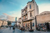 漫步在巴库繁华的历史街道，两旁是充满活力的商店和标志性建筑