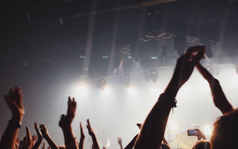 Företagsevent med publik, scenljus och professionell eventproduktion
