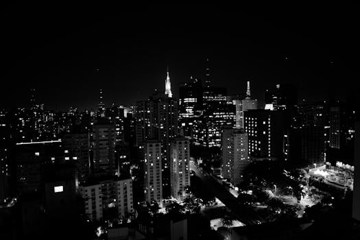 圣保罗的黑白夜景令人惊叹，摩天大楼灯火通明