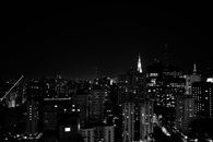 圣保罗的夜间城市景观以黑白呈现，令人惊叹地展示出城市的天际线