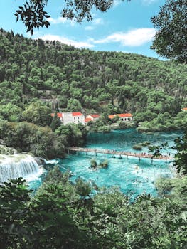 从空中俯瞰克罗地亚克尔卡国家公园，瀑布与葱郁植被的景致壮丽非凡