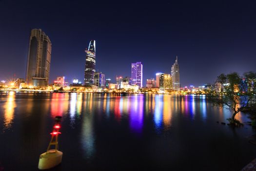 夜晚的城市景观令人惊叹，明亮的摩天大楼倒映在平静的河面上