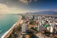 带海滩和山脉的沿海城市景观鸟瞰图