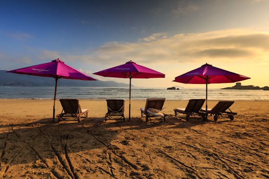 日落时，宁静的海滩与充满活力的雨伞构成了一幅非常适合休闲主题的景观