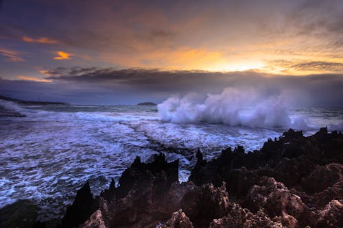 Vagues D'eau éclaboussant Sur Les Rochers