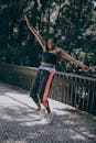 一位精力充沛的年轻女子在绿意环绕的桥上跳舞