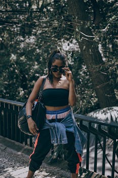 时尚女性穿着时尚服装，在户外自信地摆出姿势