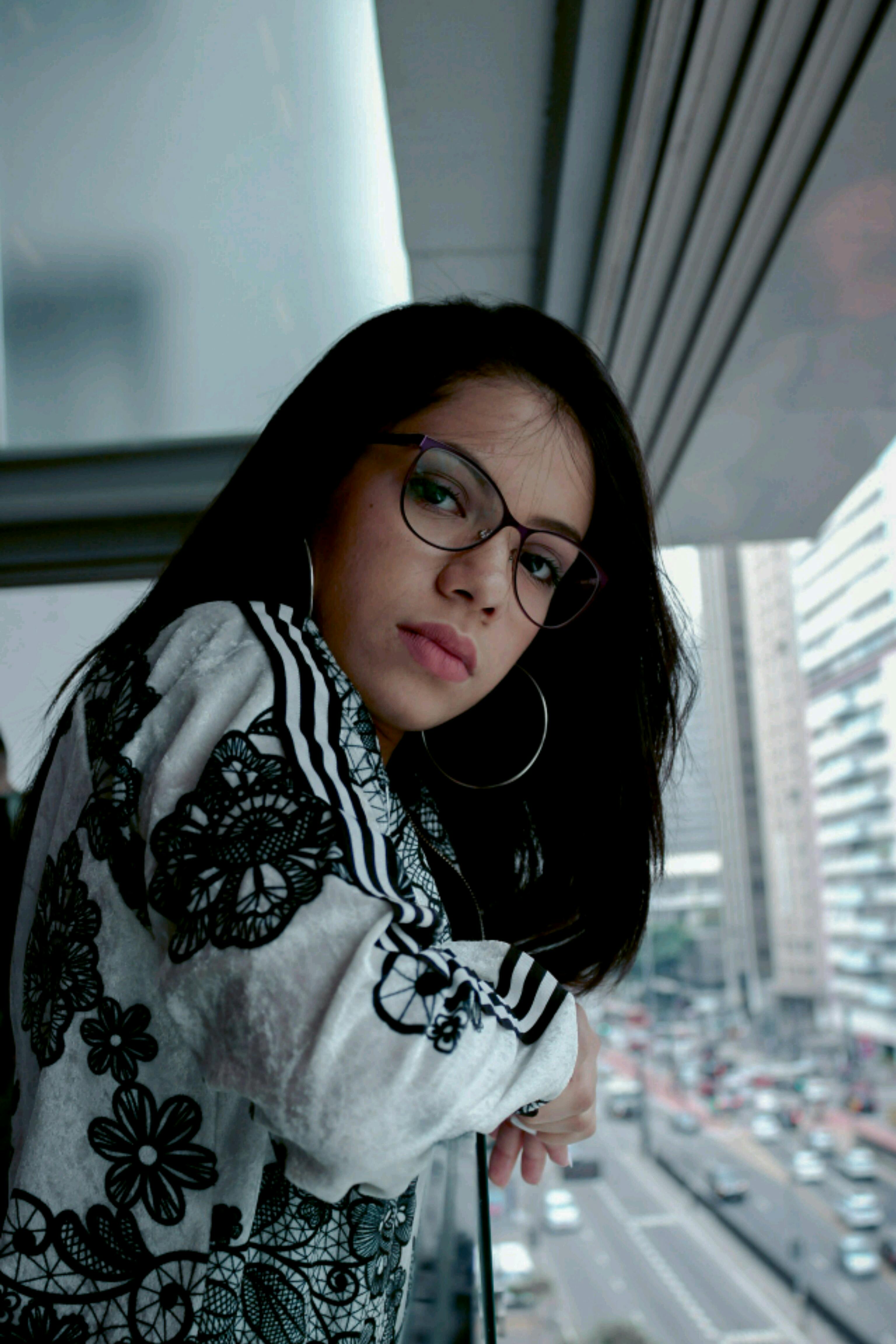 一位戴眼镜的时髦女人凝视着圣保罗的城市街景