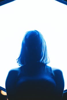 蓝色灯光下，引人注目的女性轮廓营造出梦幻般的氛围