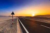 日落时分，沙漠中的高速公路风景优美，天空与沙丘都充满活力