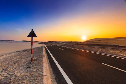 日落时分，沙漠中的高速公路风景优美，天空与沙丘都充满活力