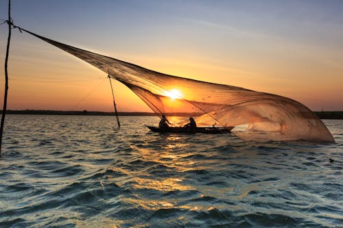 Kostenlos Foto Von Menschen Auf Einem Boot Während Der Morgendämmerung Stock-Foto