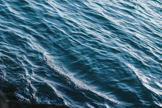 平静的海浪特写镜头反射着阳光，唤起一种和平与安宁的感觉