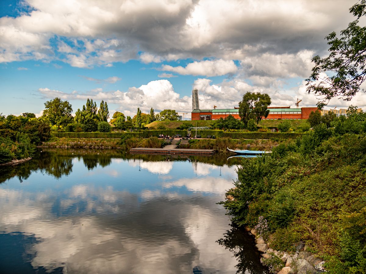 Lac liniștit într-un parc din Malmö, cu arbori pe mal