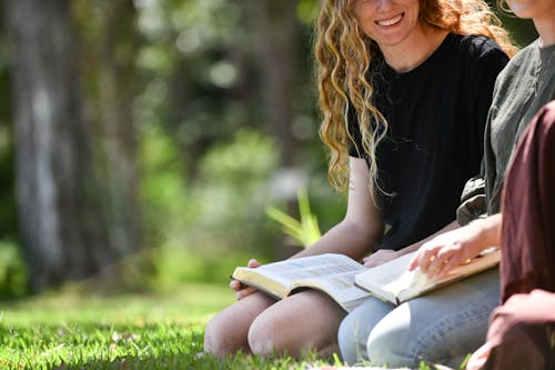 Gratis lagerfoto af blondine, bog, græs