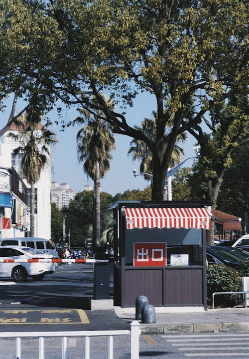 Free A red and white food stand on a city street Stock Photo