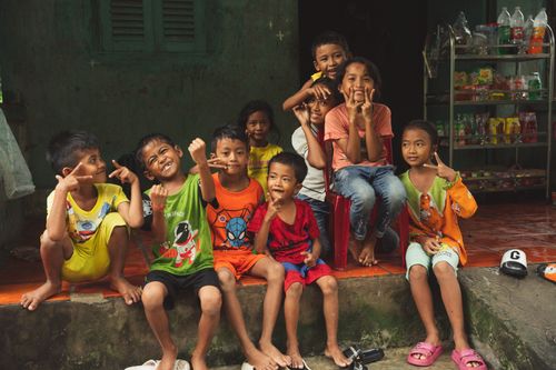 Free A group of happy children posing together, showcasing friendship and playful gestures. Stock Photo