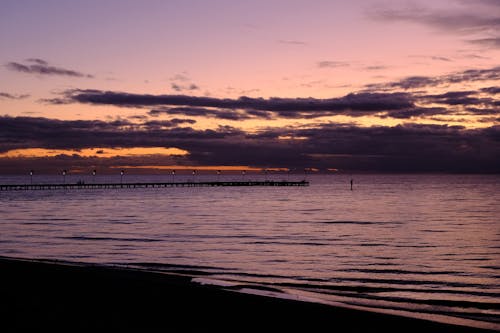 Ilmainen kuvapankkikuva tunnisteilla auringonlasku, hiekkaranta, laituri