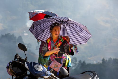 Foto Wanita Menggendong Anaknya