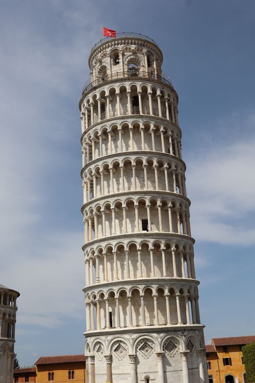Free Iconic Leaning Tower of Pisa with blue sky backdrop, capturing architectural details. Stock Photo