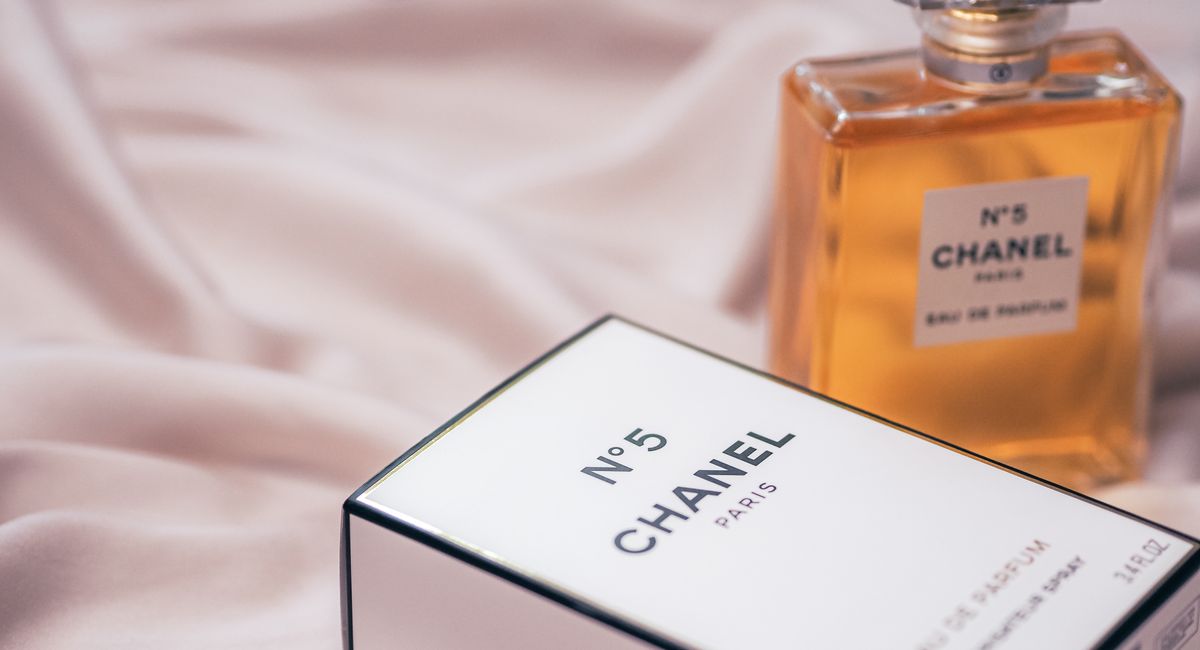Illustration, différence entre eau de parfum et eau de toilette