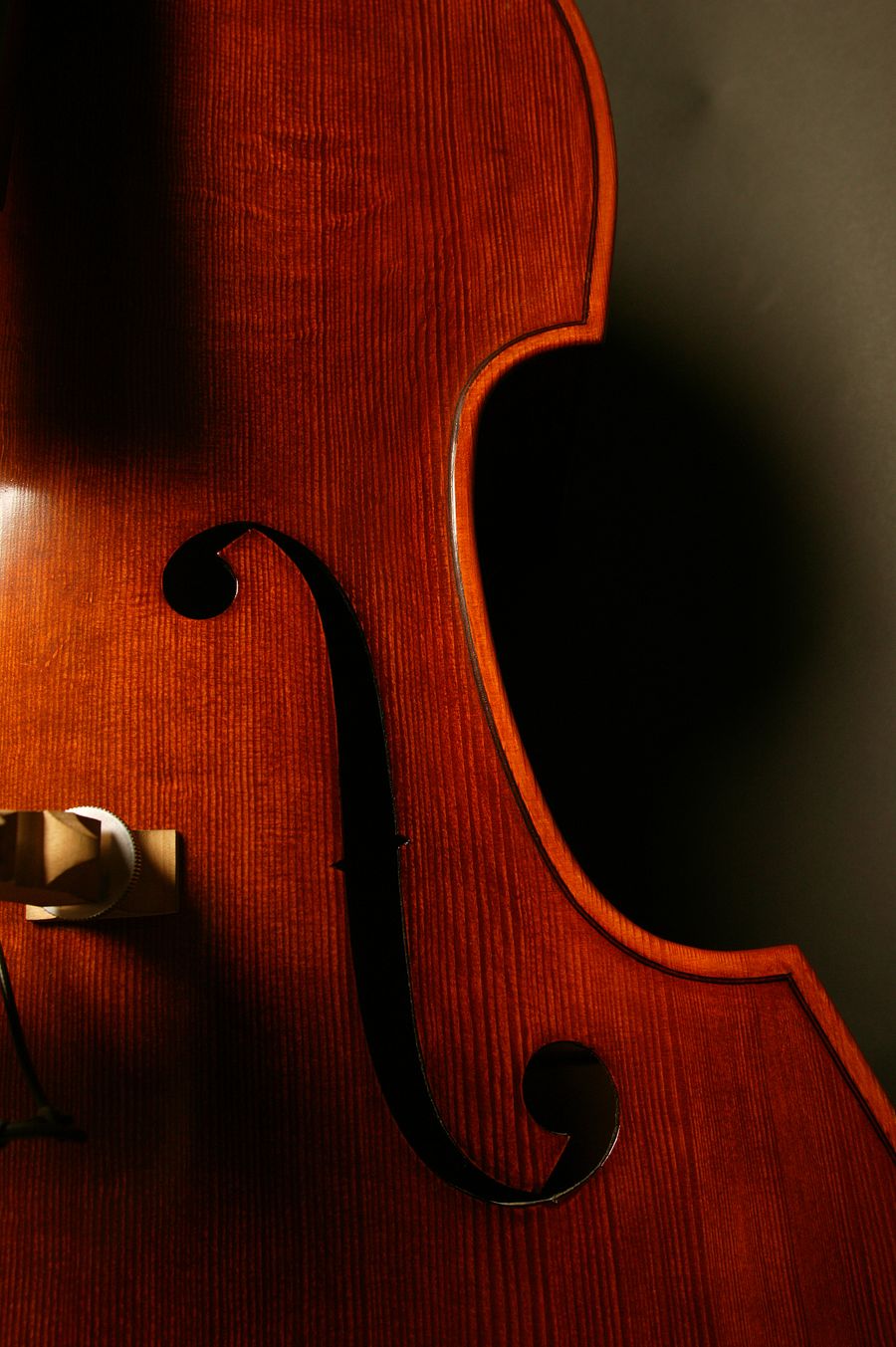 Detalle de la superficie de madera de un violín