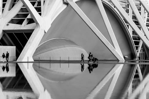 Foto d'estoc gratuïta de arquitectura moderna, blanc i negre, caminant