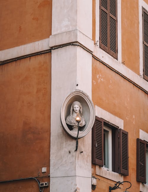 A statue of a man on the side of a building