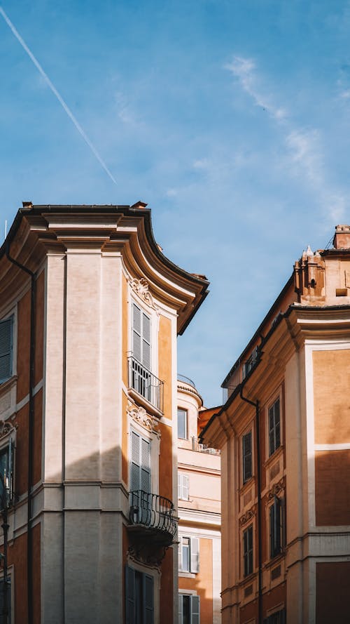 Fotos de stock gratuitas de cielo azul, edificio residencial, fachada