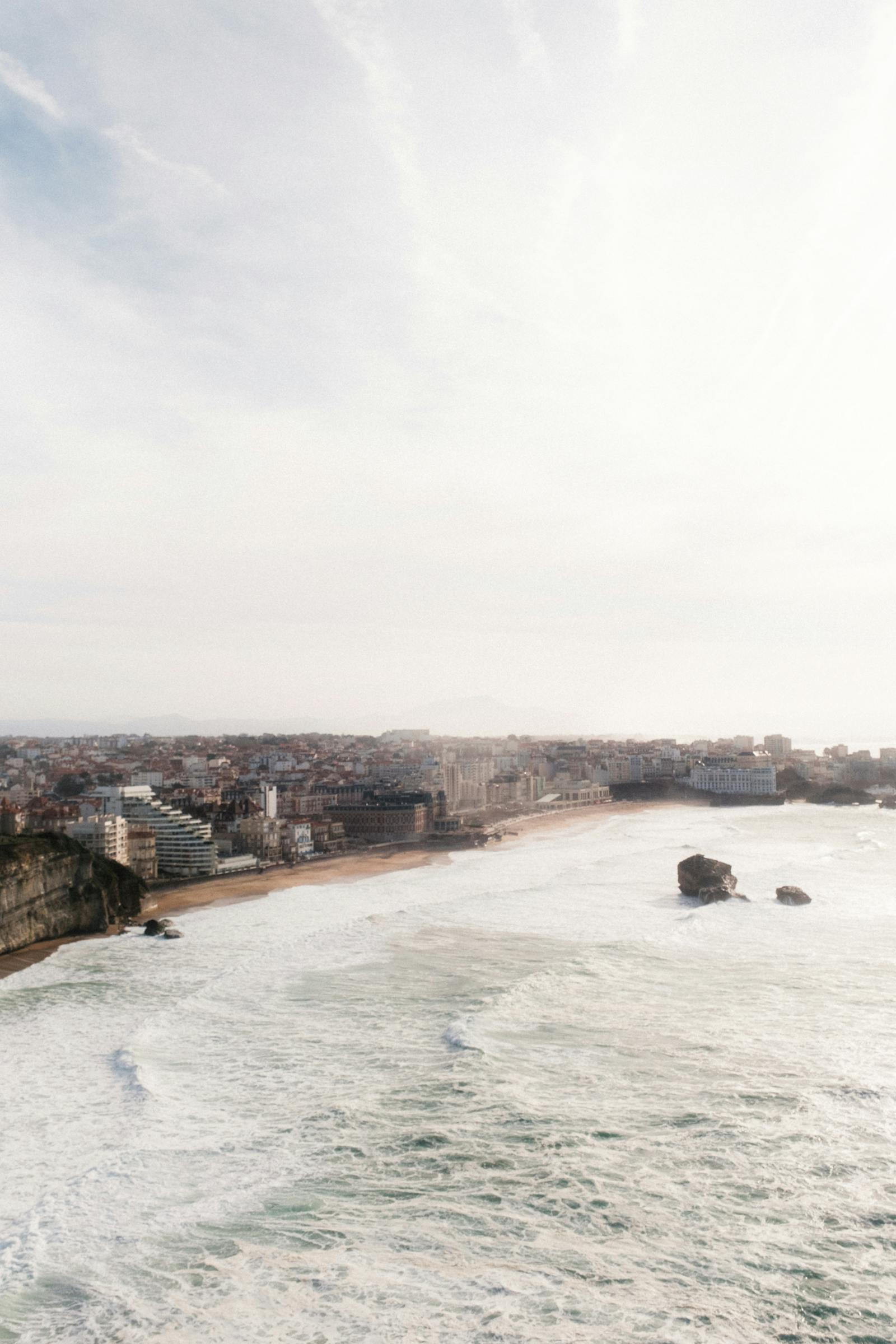 Vue aérienne de Biarritz et de son littoral — symbole de visibilité locale