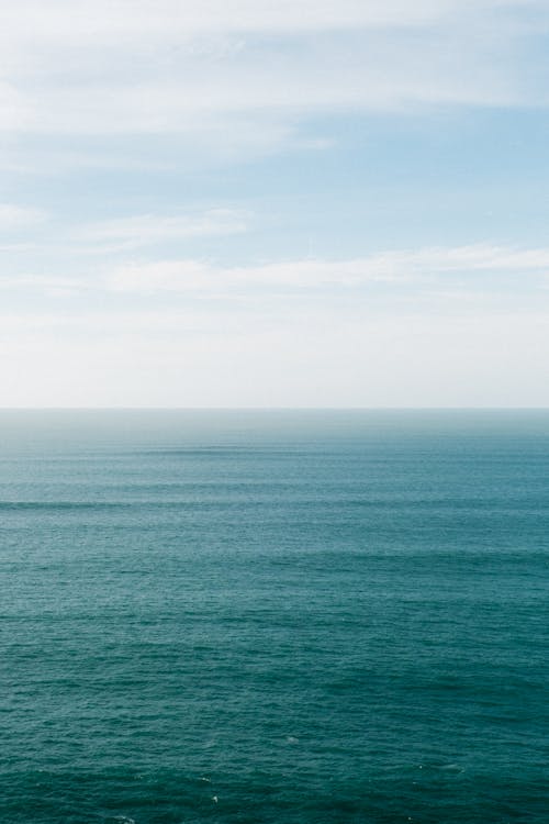 Foto profissional grátis de água, céu nublado, horizonte