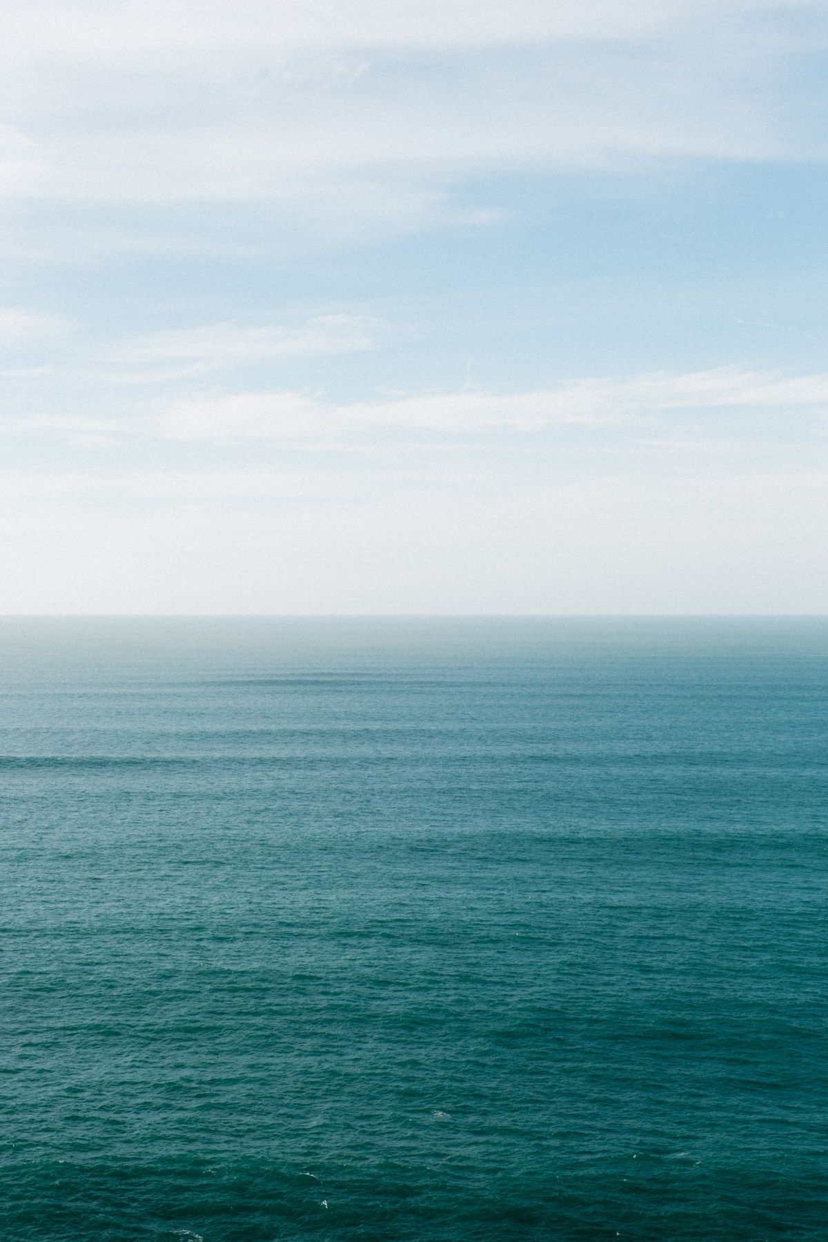 静かに広がる海のイメージ