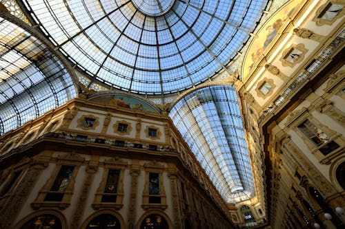 Fotografía Del Edificio A Vista De Gusano