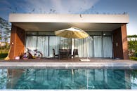 现代户外露台配有座椅，可欣赏池畔景色，非常适合奢华放松