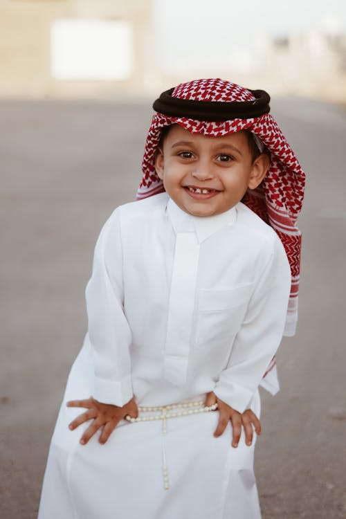 Free A young boy in traditional arab clothing posing for a photo Stock Photo