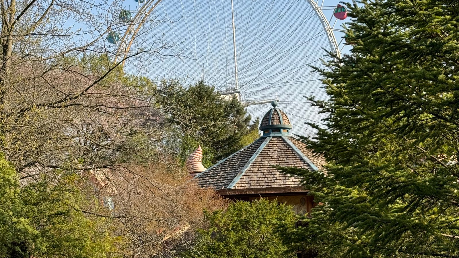 Bianglala Everland Korea di Yongin dengan pepohonan hijau sebagai daya tarik taman hiburan outdoor