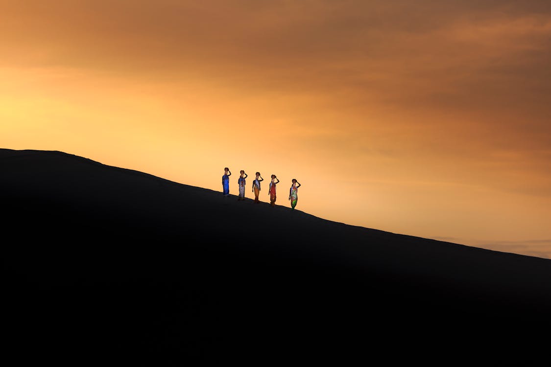 Cinco Personas De Pie En La Montaña